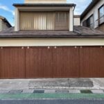 【湯梨浜町】Y様邸ガレージ木製引戸塗装